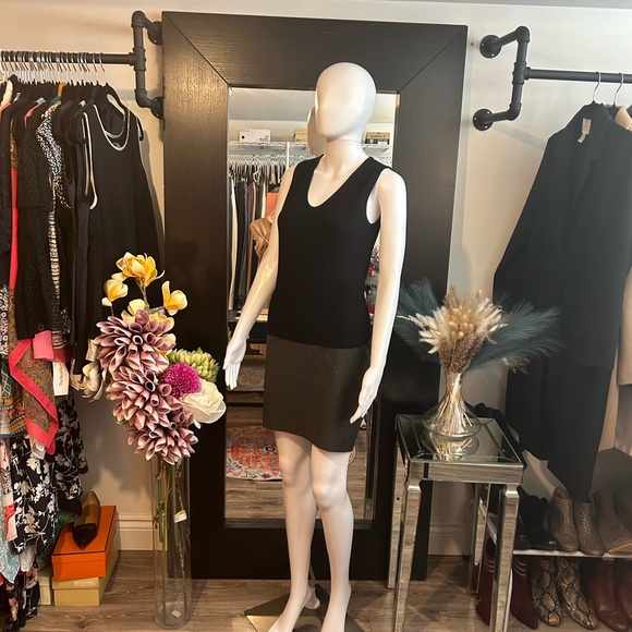 VALENTINO BOUTIQUE GREY SKIRT. MADE IN ITALY - Picture 9 of 13